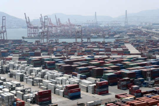 6일 해양수산부에 따르면 지난달 전국 항만에서 처리한 물동량은 총 1억2184만톤으로 1년 전(1억3376만t)과 비교해 8.9% 감소했다. 이 중 수출입 물동량은 코로나19로 인한 봉쇄조치 여파로 전년 동월(1억1699만톤) 대비 11.6% 감소한 1억345만톤으로 집계됐다. 사진=연합뉴스